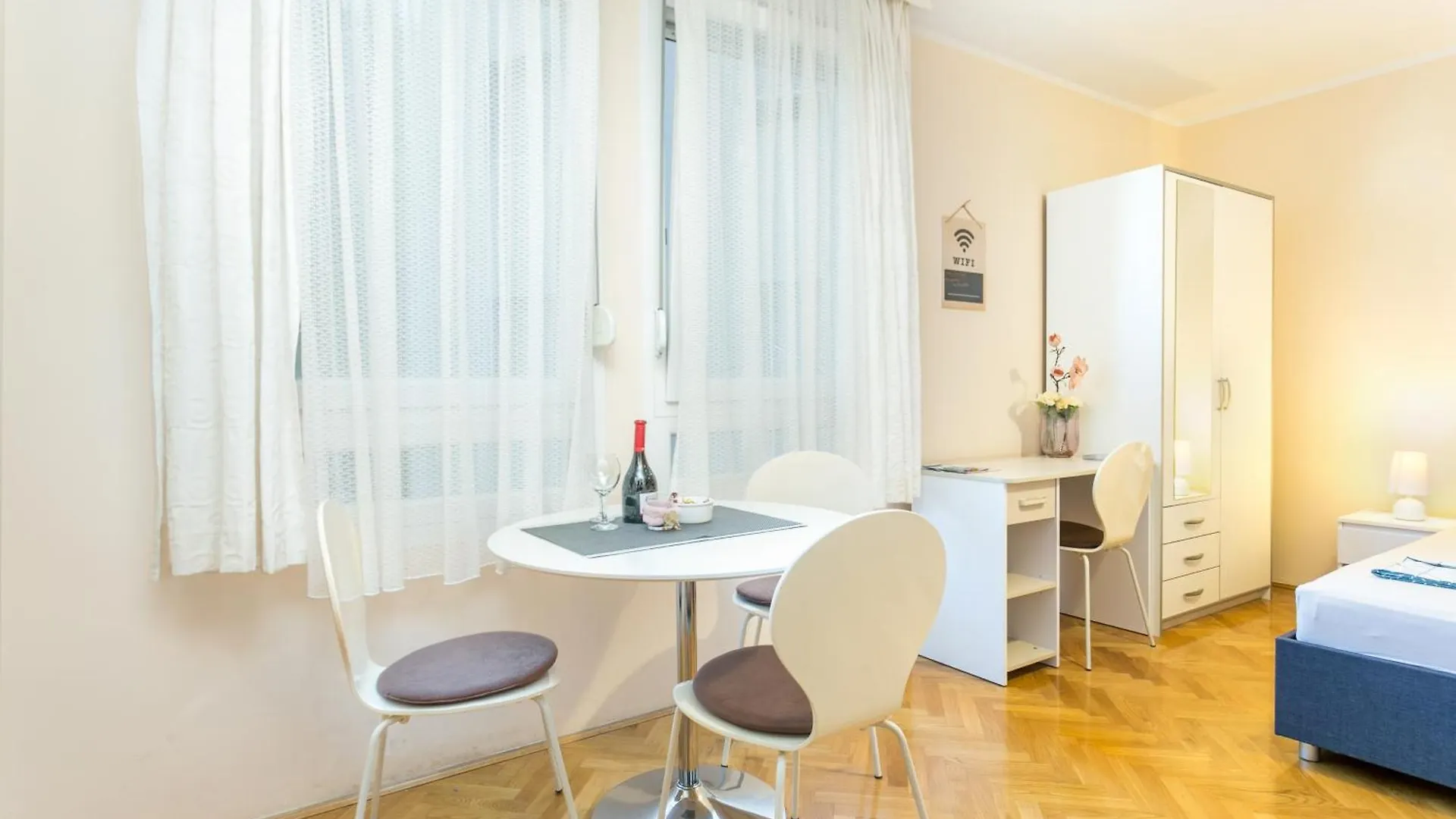 Apartments With Wifi Split - 21385 0*,
